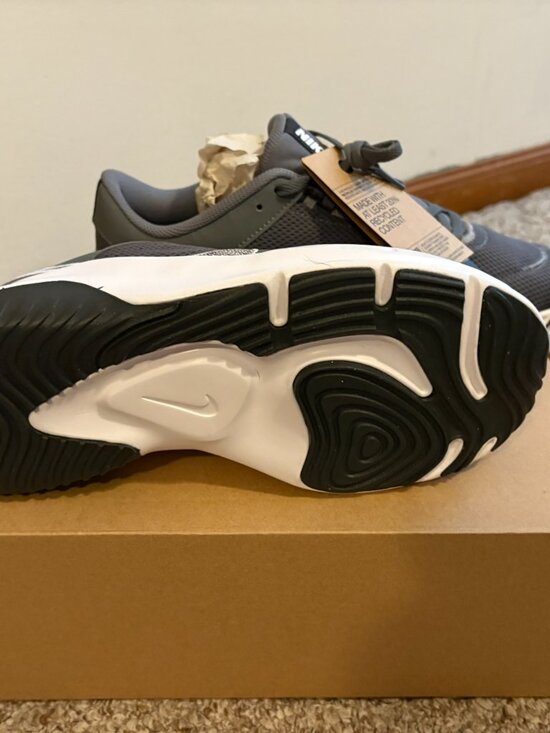 Men\'s Nike Legend Essentials Gray Size 9 Sneakers main image 2